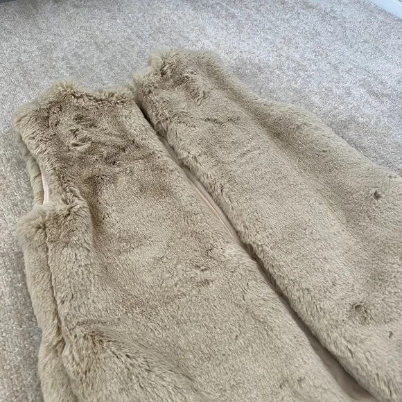 Aritzia Babaton Faux Fur Vest XXS - Picture 3 of 8